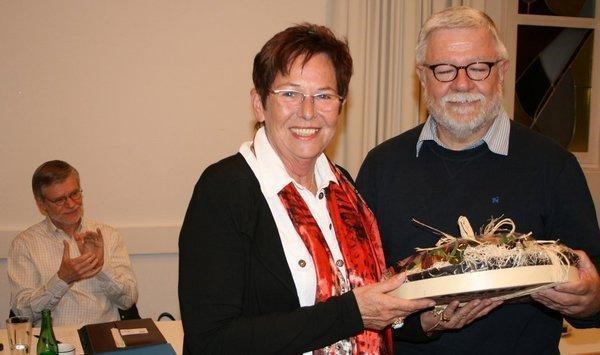 Norbert Rickmann aus Höchst (rechts) wird mit einem Geschenk aus den Händen von Vizepräsidentin Cecile Metzler verabschiedet. AgF-Präsident Heinz Grob applaudiert.